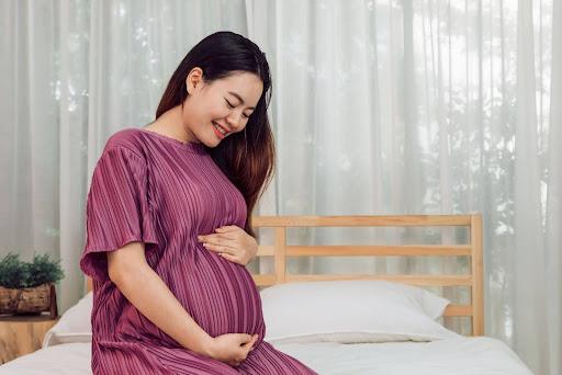 Wanita_hamil_menyentuh_perut_perubahan_hormonal_LASIK